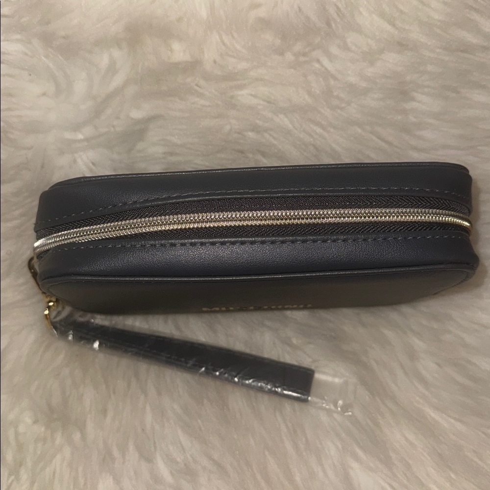 SOLD Moschino Airline Large Wristlet Set Grey and Gold NEW - Picture 4 of 8